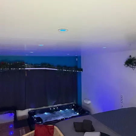 2 Avec Jacuzzi Apartament